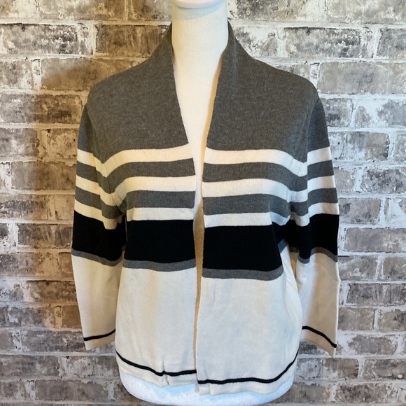 Liz Claiborne Career 3/4 sleeve cardigan. Waist length. Size L. - Picture 2 of 16
